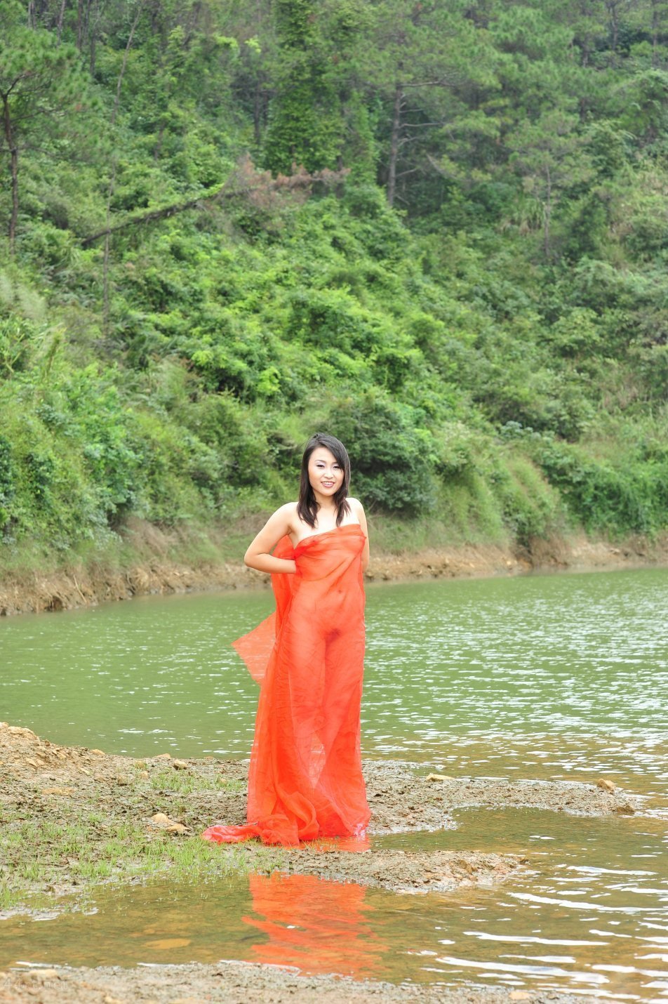 중국 모델 바이루(Bai Lu)가 야외 호수에서 노는 모습을 몰래 촬영했습니다(1)