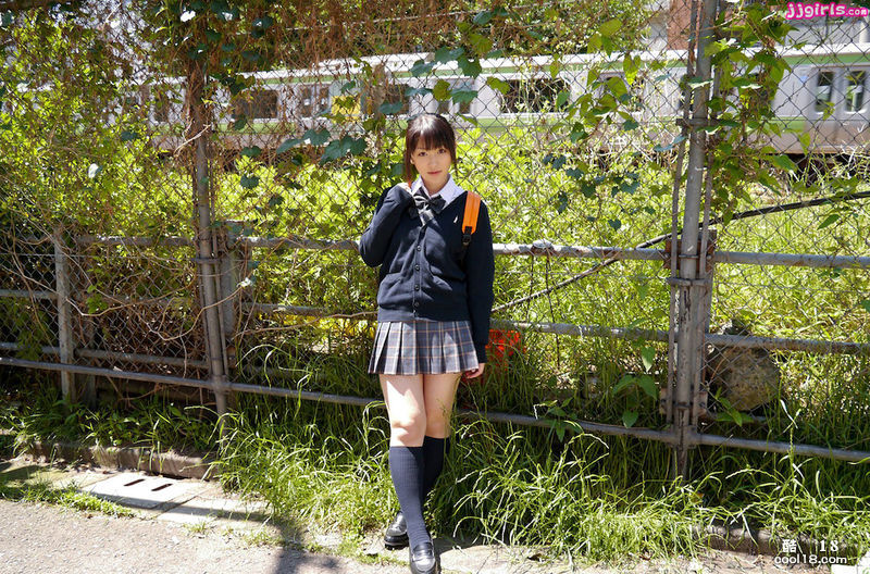 Чистая и милая японская старшеклассница после уроков появляется в роли проститутки и демонстрирует свою сексуальность - Усами Нана