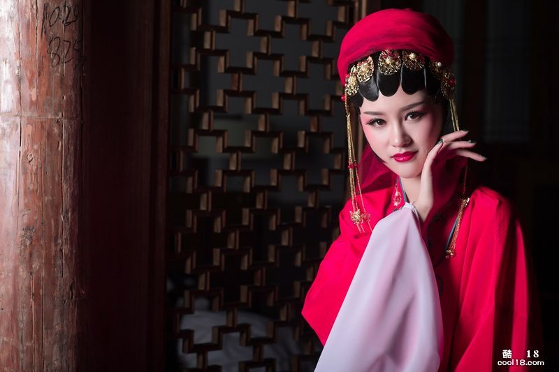 Великолепная и очаровательная актриса Пекинской оперы снимает парчовую одежду и демонстрирует свое кристально чистое нефритовое тело - Хайтан Чун