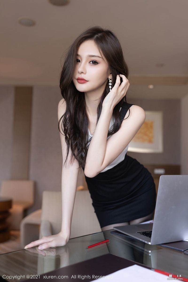 The charming and charming office assistant showed me the temptation of black silk uniform- Wang Xinyi