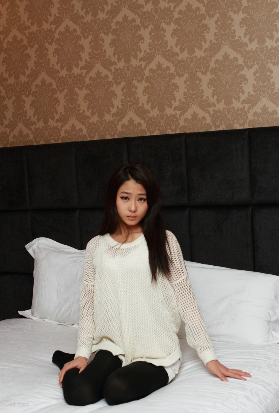 호텔 스위트룸에서 수줍은 소녀 모델 린샤오쿠이의 몸매