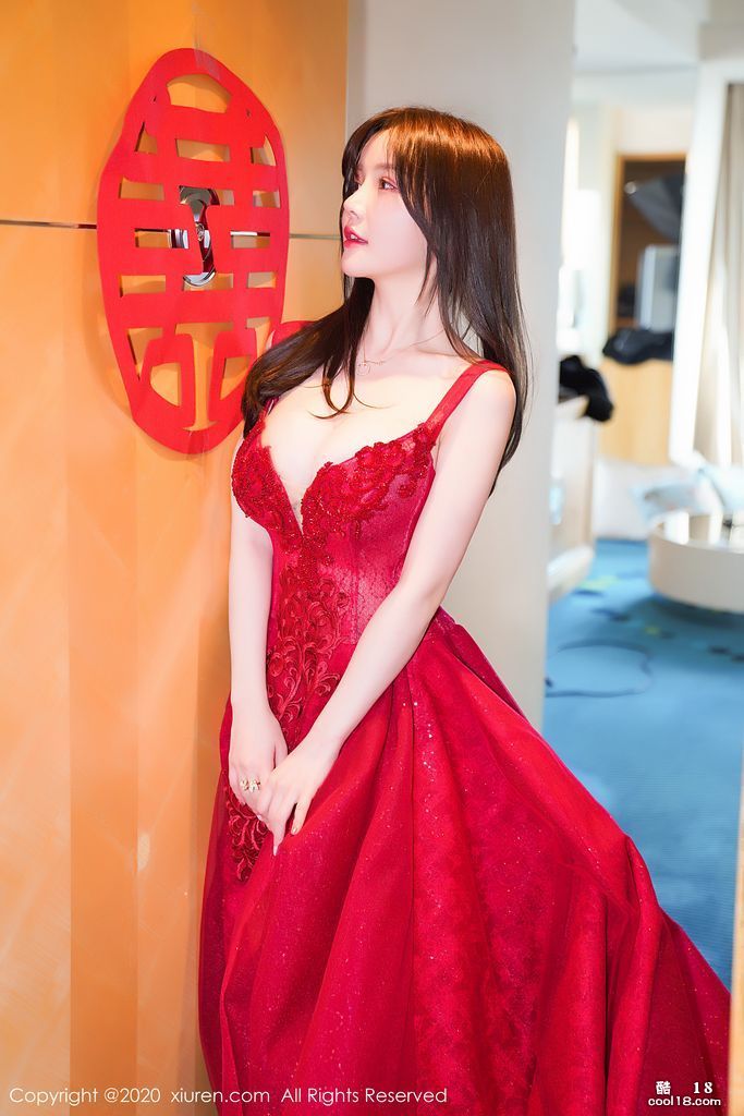 빨간 드레스를 입은 아름다운 신부 사진