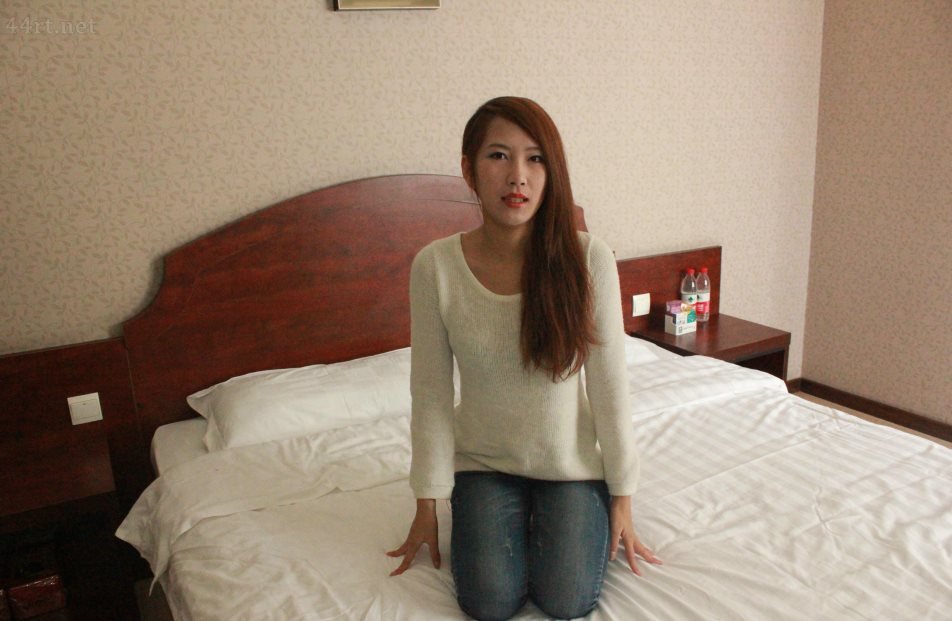 Красивая китайская модель Сяо Минь делает масштабные частные фотографии своего тела в отеле