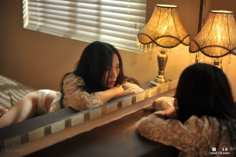 중국 모델 두두(Dudu)가 침대 위에서 몰래 잠옷을 촬영했다.