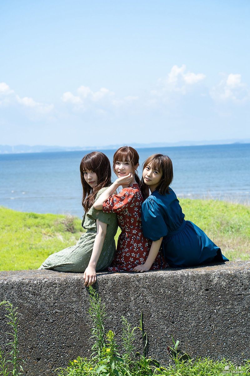 日本野獸裸體天使 - AV人氣三姐妹寫真 。