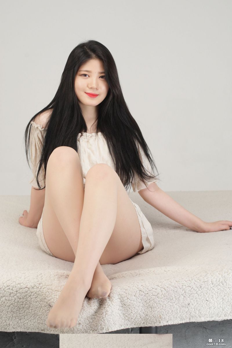 Крупномасштабные фотографии красивой и пухлой корейской молодой красавицы-модели с раздвинутыми ногами и повернутой киской - Шер