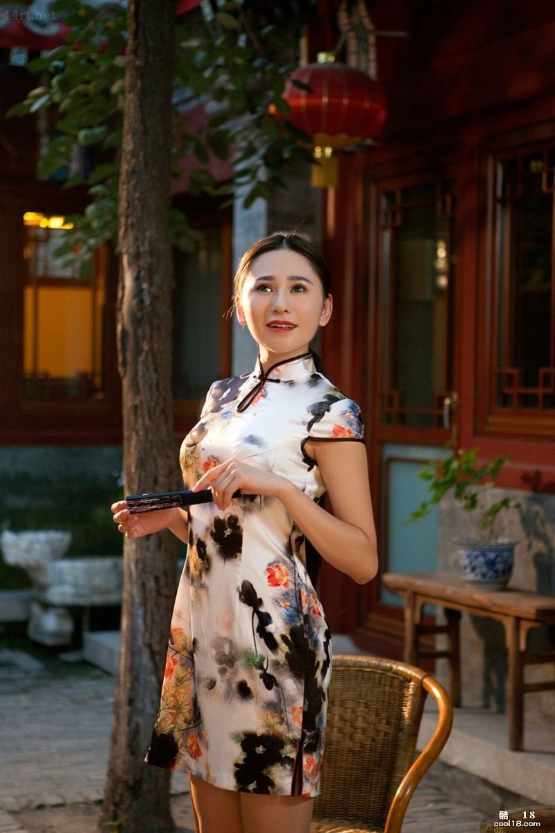 플레이보이 소녀 우목시(Wu Muxi)가 치파오를 입고 셀카를 찍고 있다.