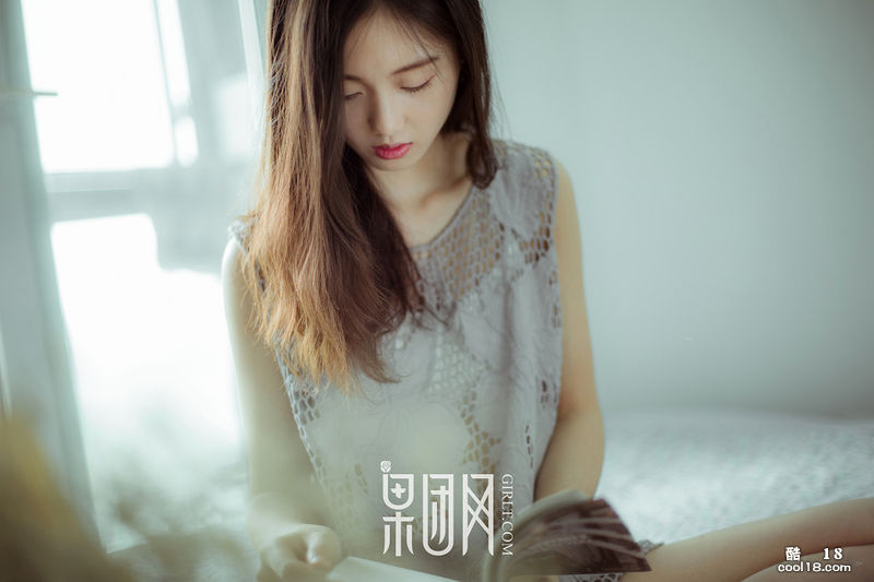 [Guotuan.com] 홈 메쉬 스웨터에 대담한 진공 누출이 있는 예쁜 체리 소녀의 사진.