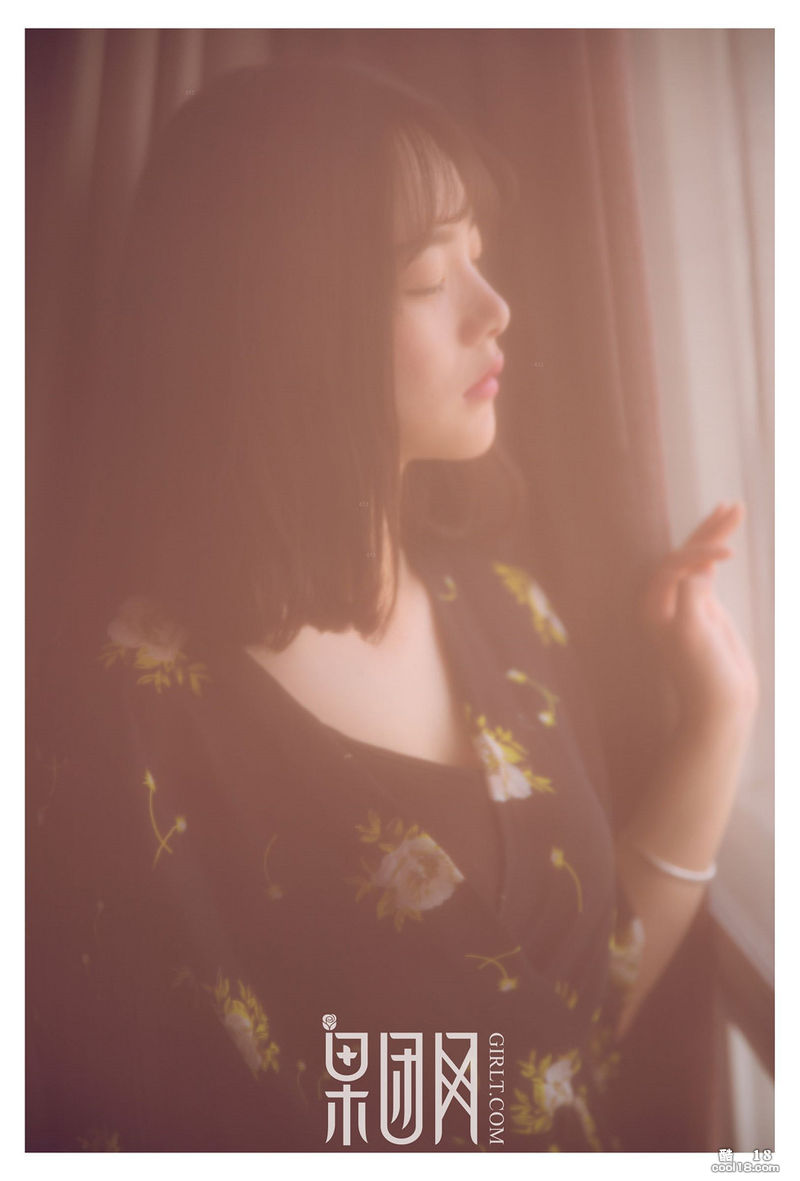 [Guotuan.com] Молодая модель с большой грудью 2000 года рождения сняла одежду и смело обнажила на фотографиях свою текущую киску - Pidan'er