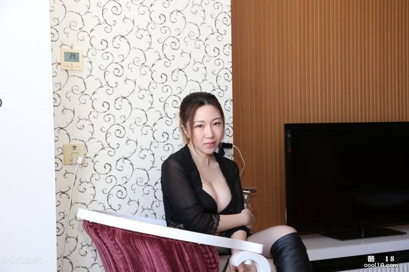 Масштабное частное фото китайской модели Линъэр ----- 48**