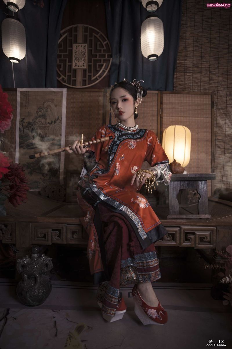 Twitterの女神「チタン合金TiTi」の最高品質の翡翠の妾Manqingチャイナドレスの大胆で魅力的な写真。