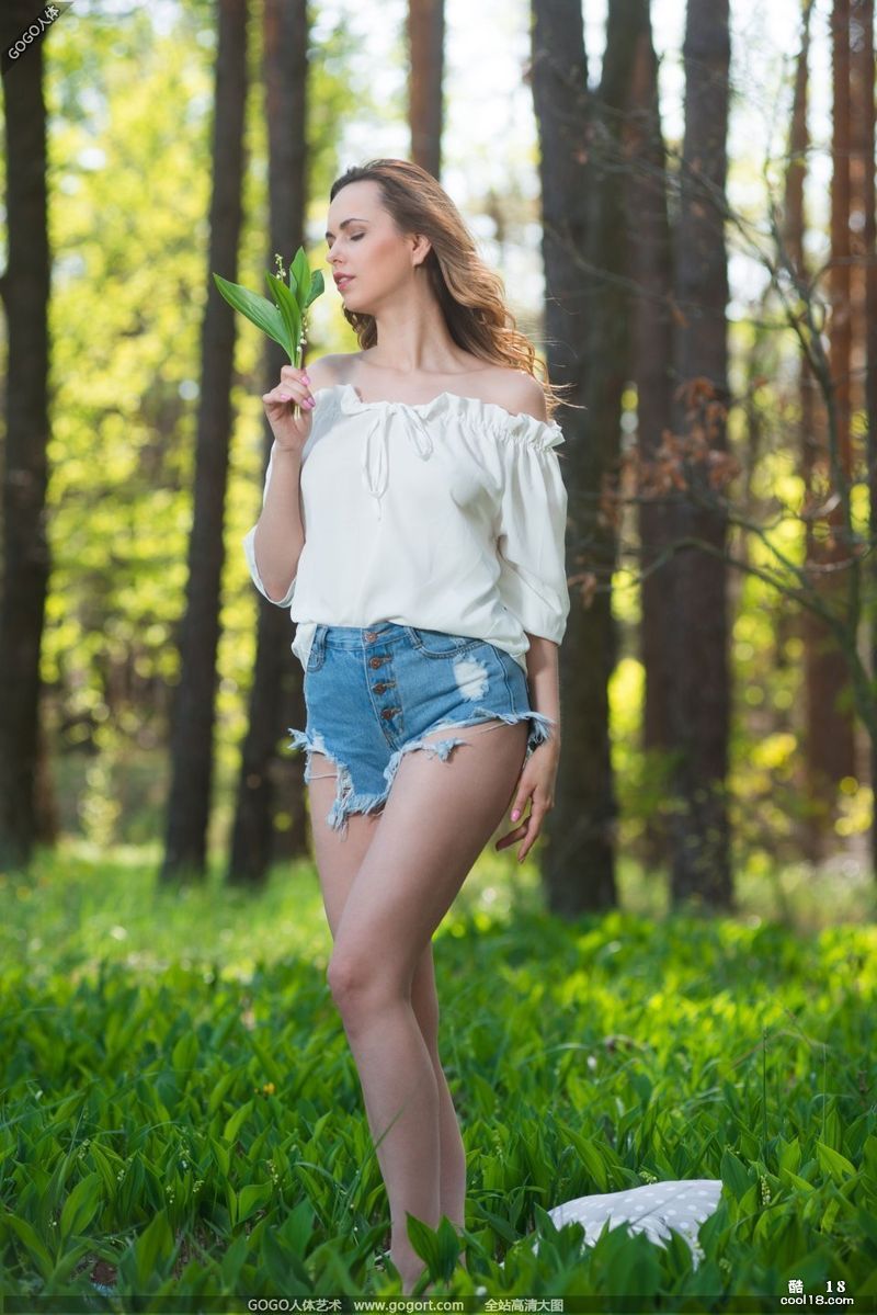 Model photo NASITA on the grass in the woods