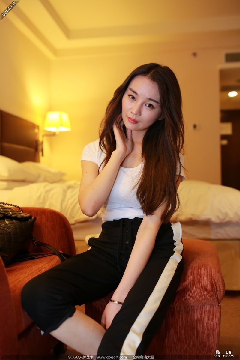 아름다운 가슴을 가진 아름다운 중국 모델 민민이 초대형 스케일로 털이 많은 보지를 과시합니다 (클로즈업)