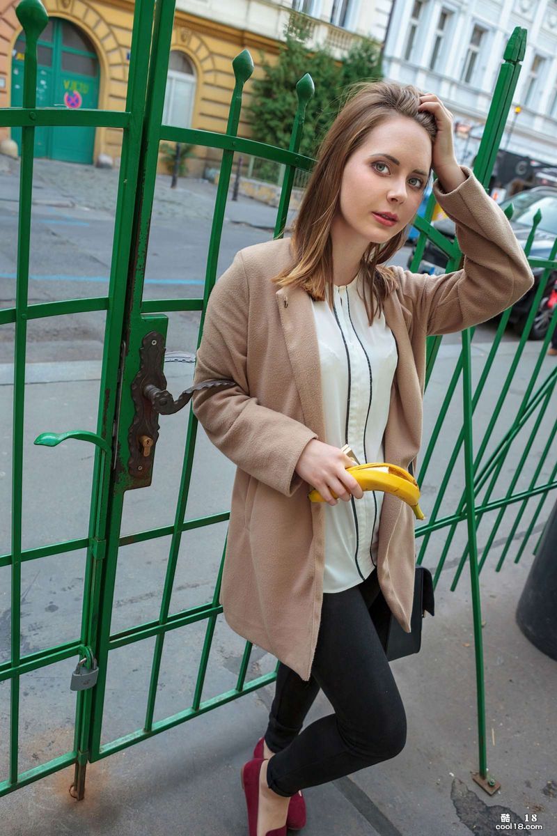 큰 가슴, 큰 엉덩이, 군침이 도는 뚱뚱한 보지를 가진 예쁜 러시아 여성 - Odena