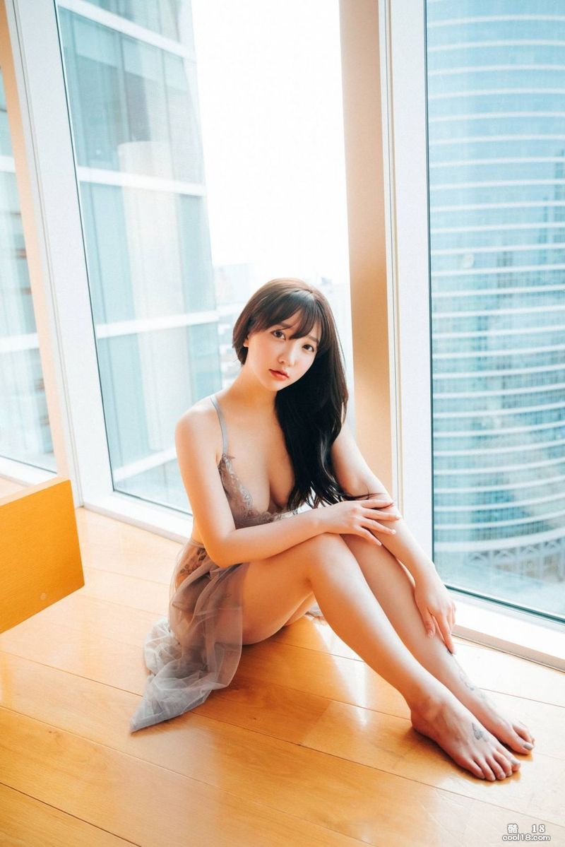 The tattooed Korean model beauty Sun Lele made a bold and explicit masturbation private shot.
