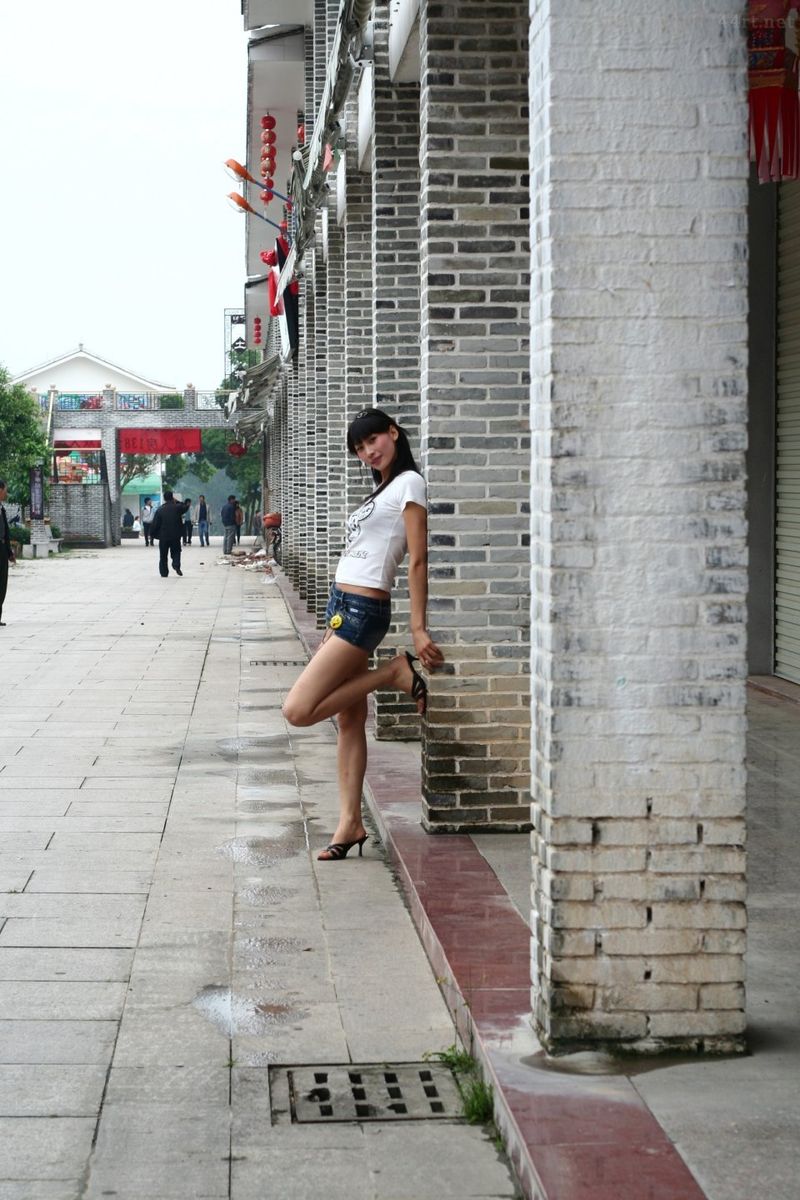 아름다운 중국 모델 웨이웨이가 야외에서 개인 사진을 찍고 있습니다.