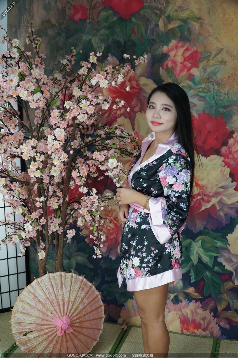 Огромная вагина грудастой китайской модели Джессики обнажена на человеческом теле