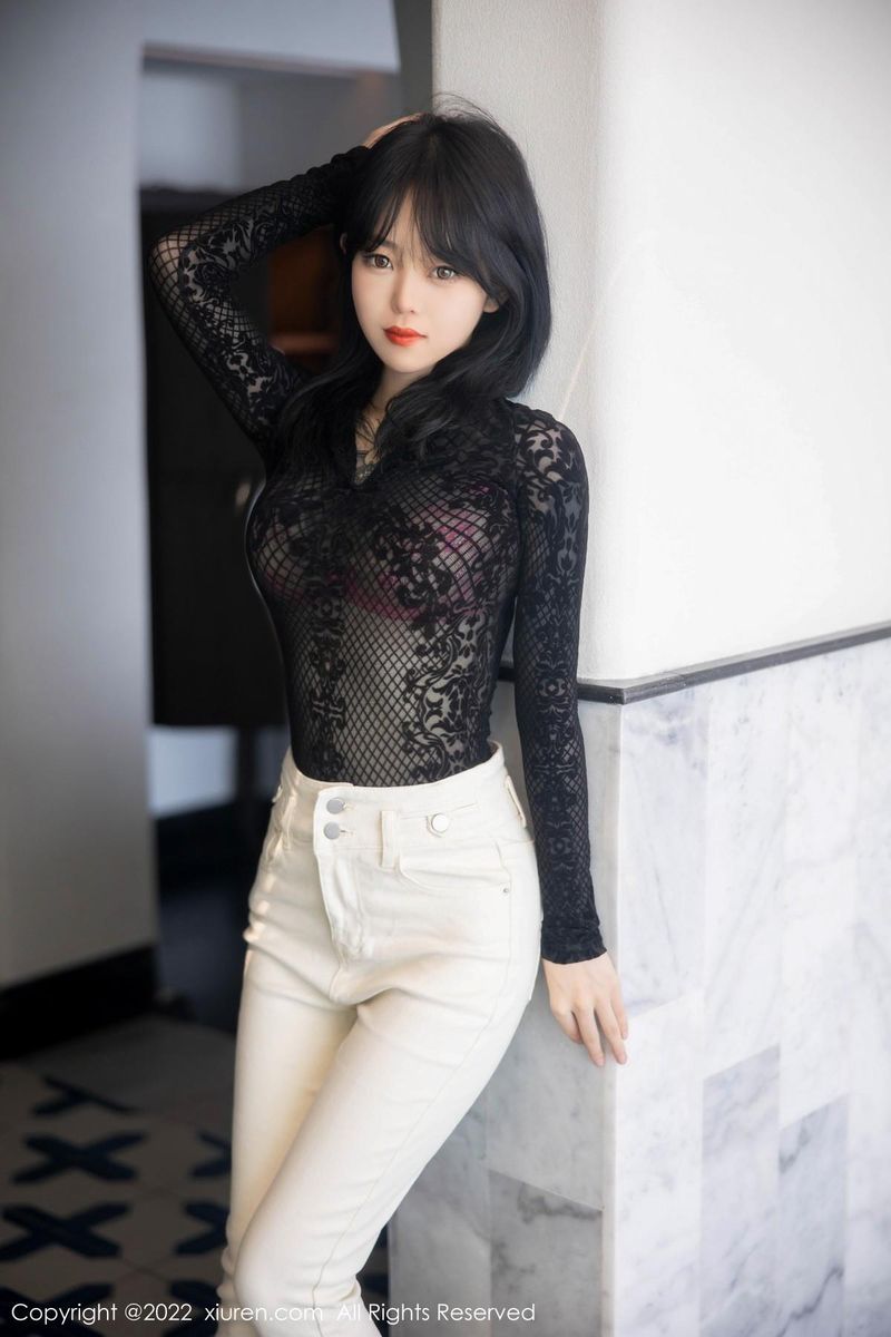 Xiuren.com 달콤한 미국 모델의 젖병을 든 대규모 신체 사진