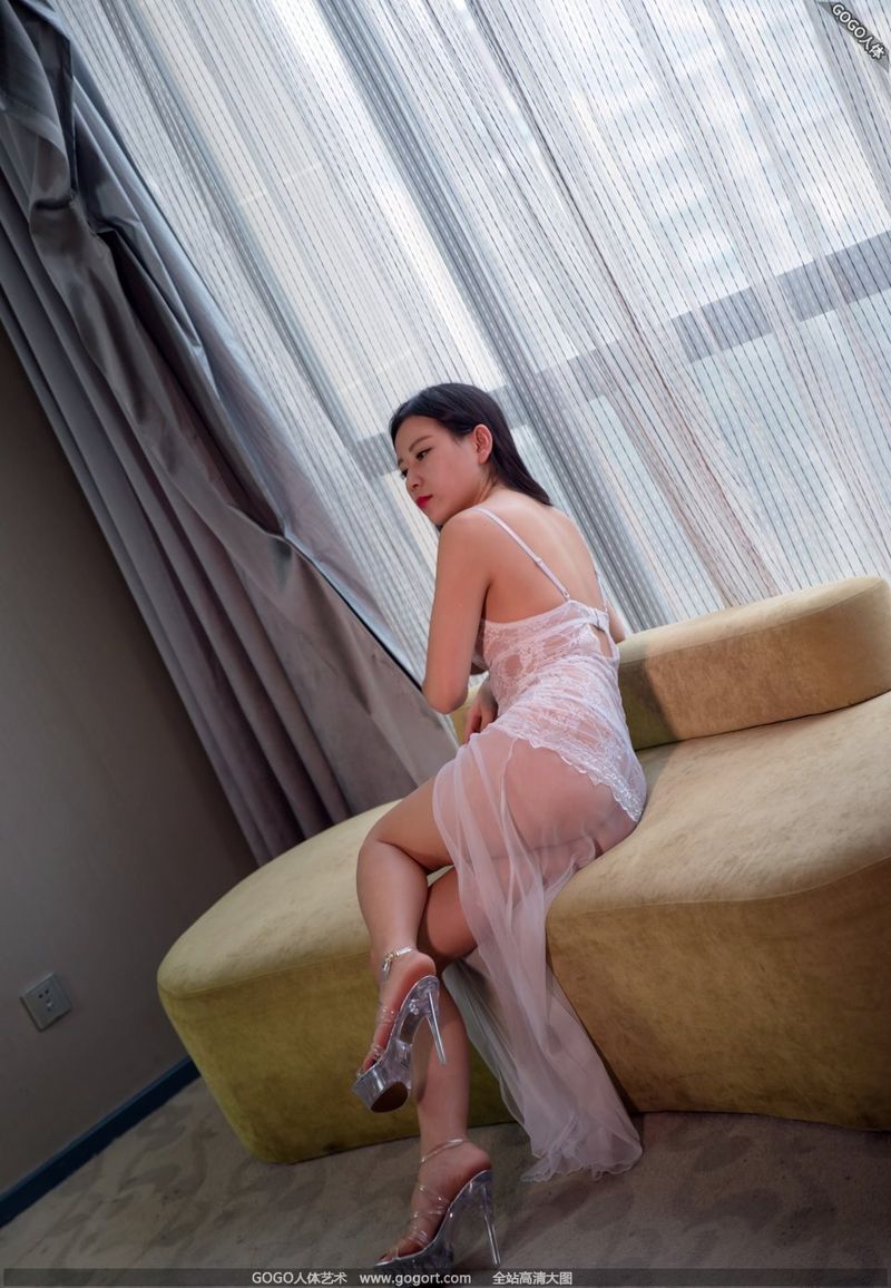 Потрясающая красавица китайская модель Ноно приватно снимает тело в сексуальном нижнем белье