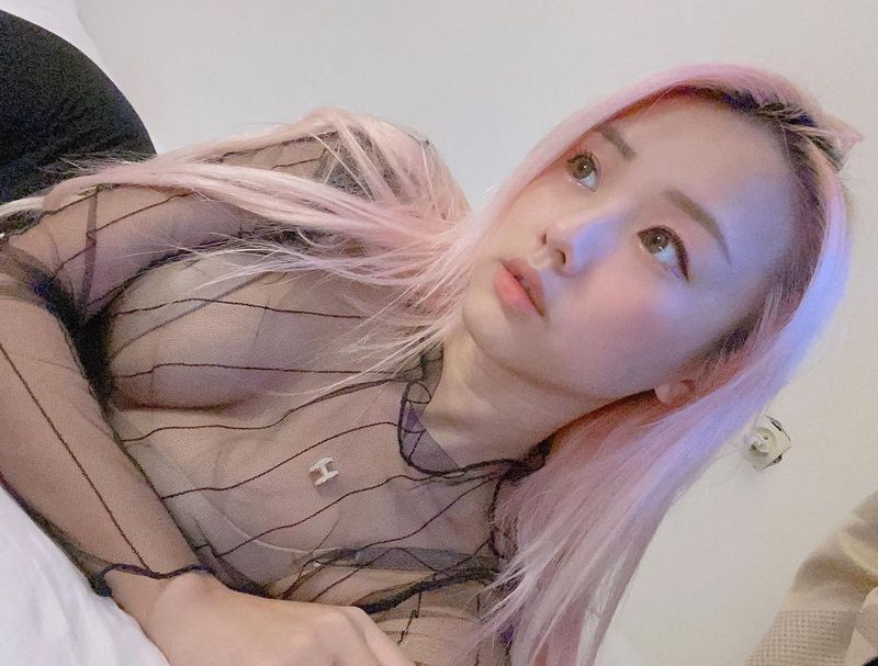 VYVAN LE, a Dutch-Chinese-Vietnamese mixed-race pink elf, has a Chinese face and a Western dress, which is super distinctive!