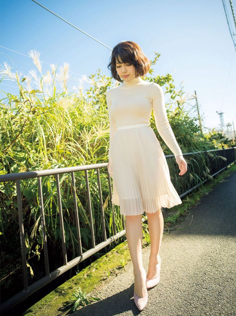 통통하고 성숙한 여성 몸매의 매력을 마음껏 발휘하는 일본 사진 성숙한 여인 - 나가오카 레이코