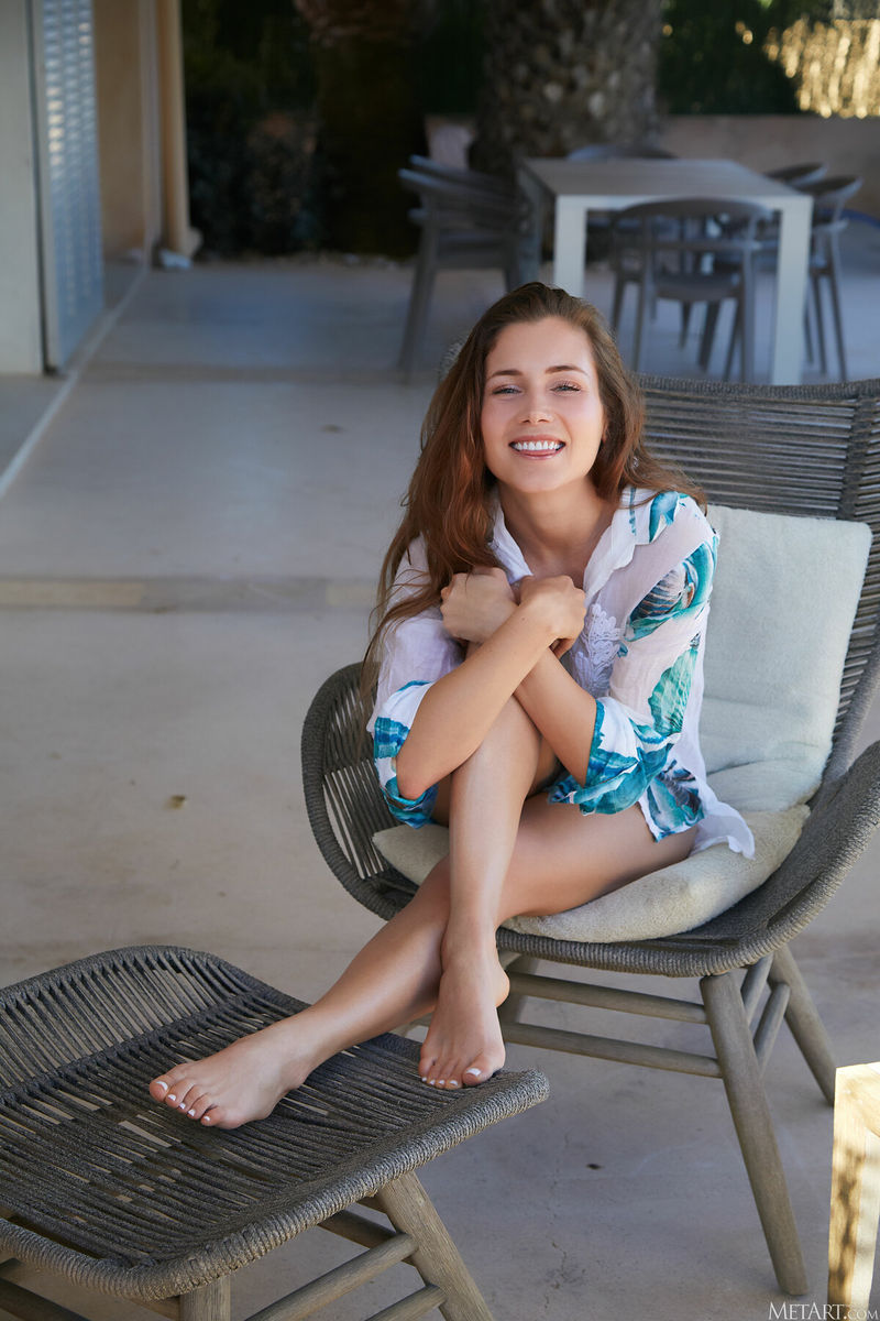 Красивая молодая иностранка с радостью снимает с себя одежду и демонстрирует свое морское ушко на курорте - Мэри Рок