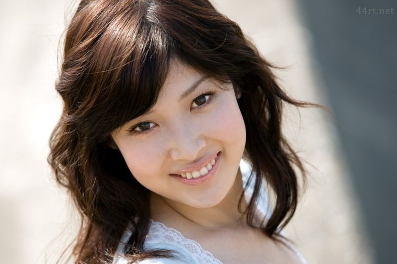 Японская красивая молодая женщина Саки Кото Цинь ранняя наложница