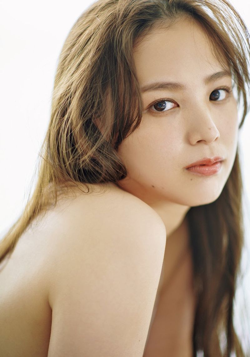 90년대에 태어난 매우 귀엽고 하얗고 부드러운 일본 가수 겸 배우의 시원하고 섹시한 사진 - Saki Tateno