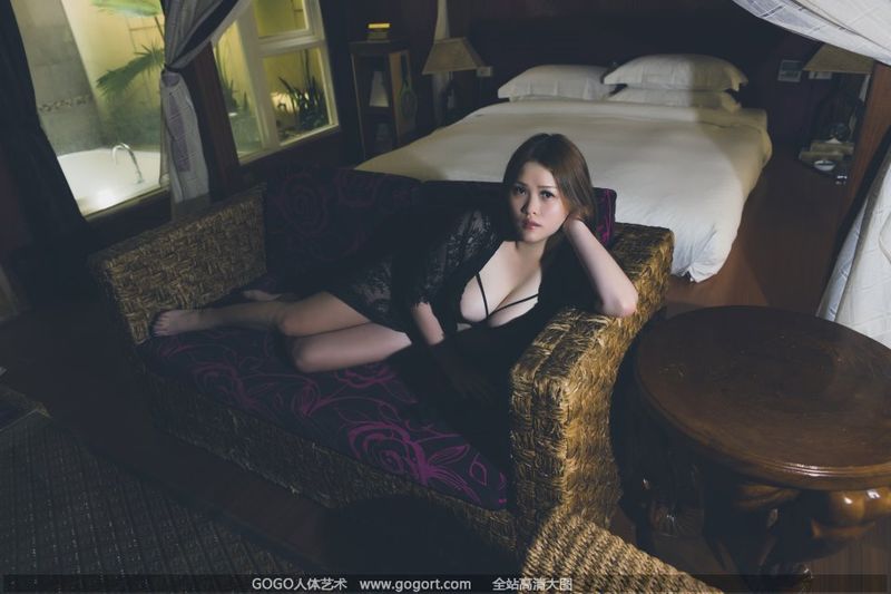 Частные снимки тела пухлой и большегрудой китайской модели Юэюэ
