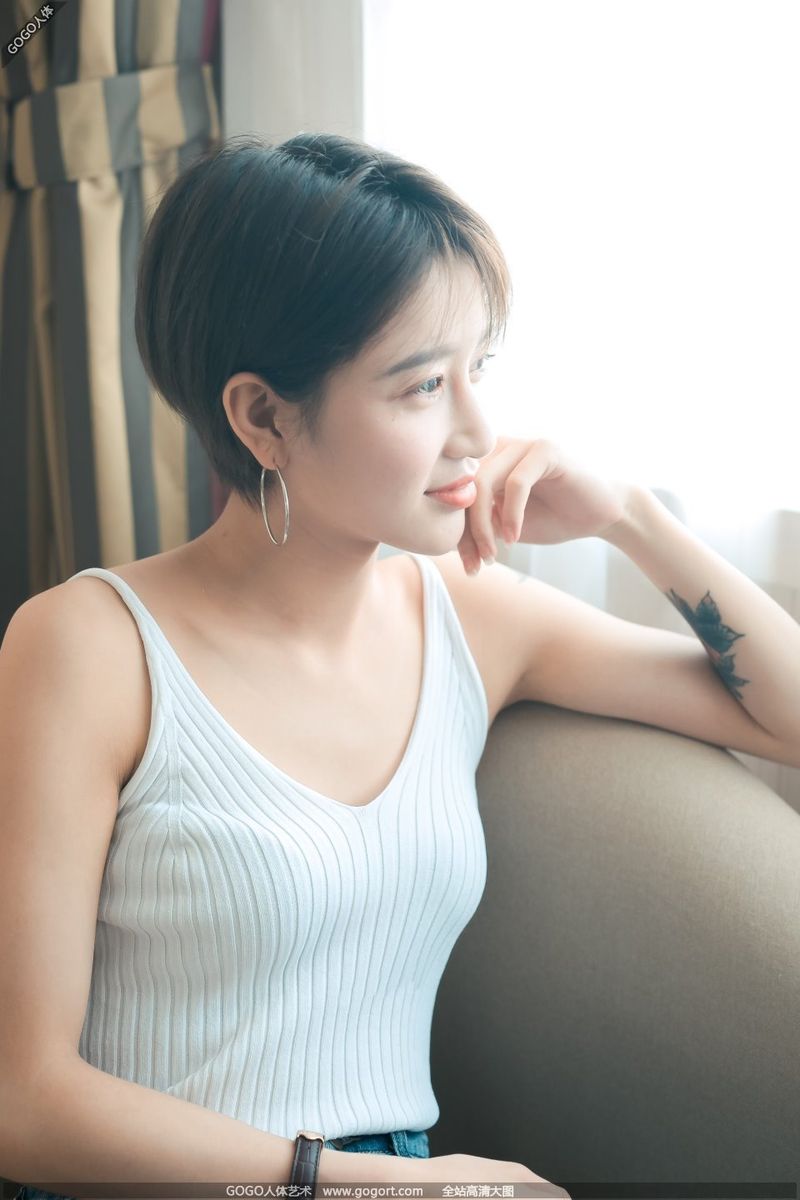 Красивая китайская модель Ван Линь делает частные фотографии своего тела