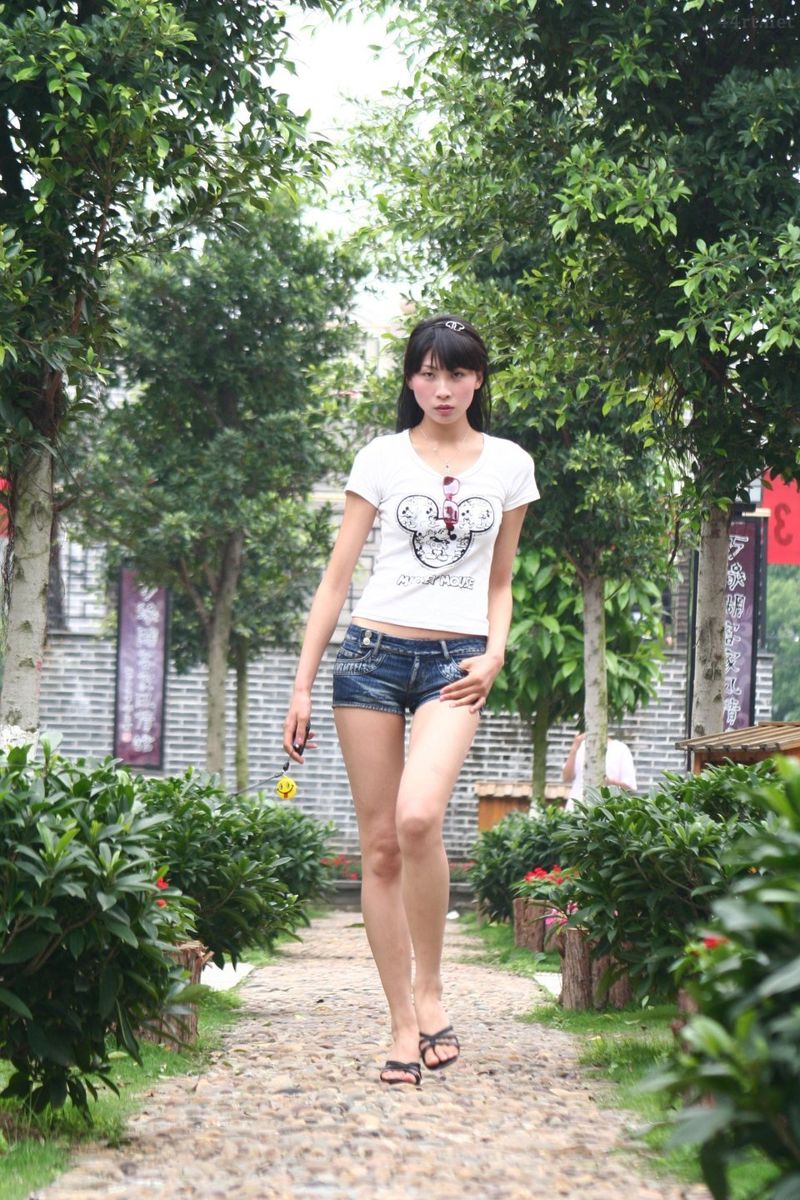 Beautiful Chinese model Wei Wei privately shoots outdoor body