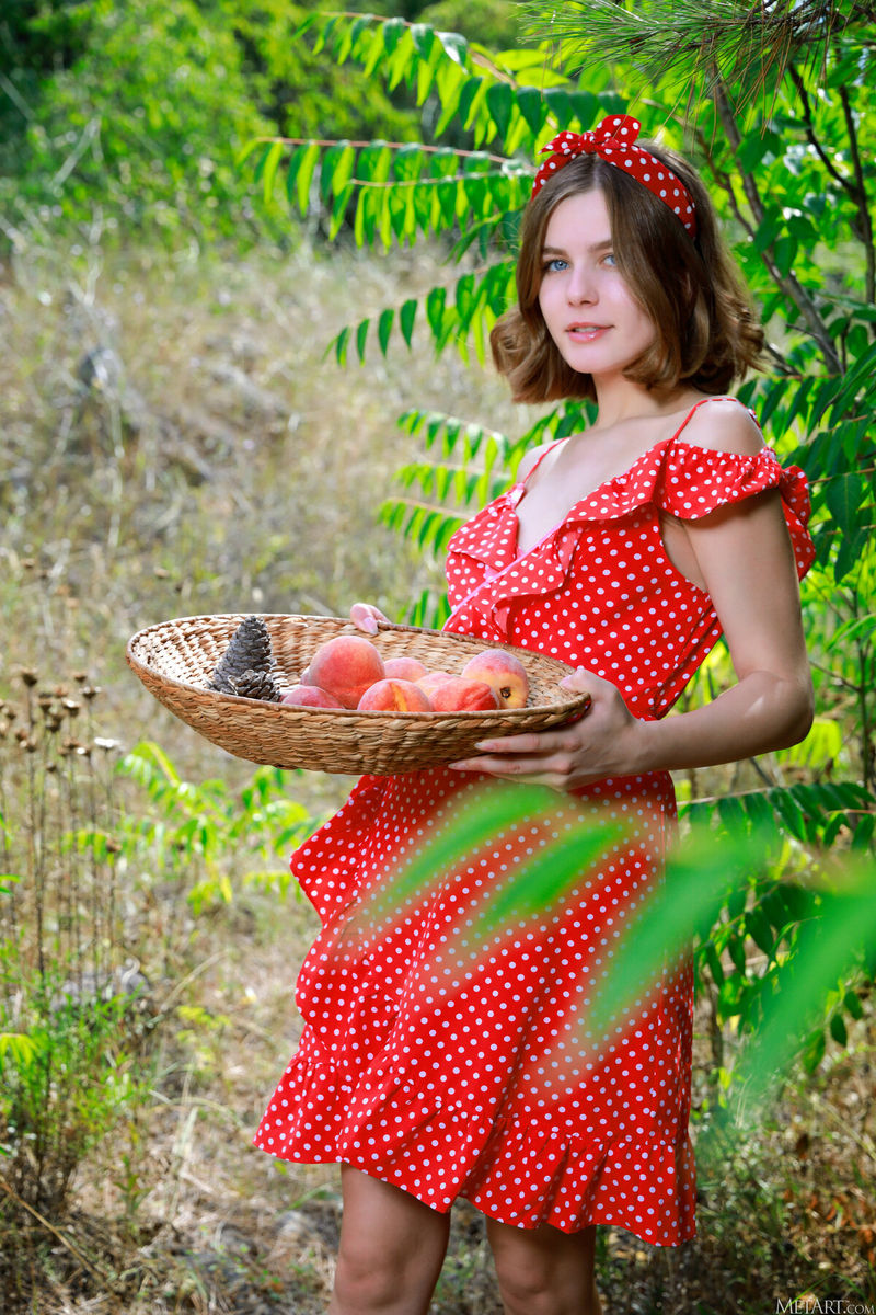 在果园采摘的漂亮小村姑向你献出水蜜桃 - Helana