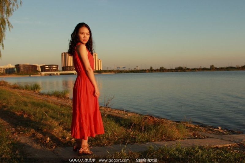 중국 모델 메이신(Mei Xin)의 야외 대규모 개인 신체 사진 촬영