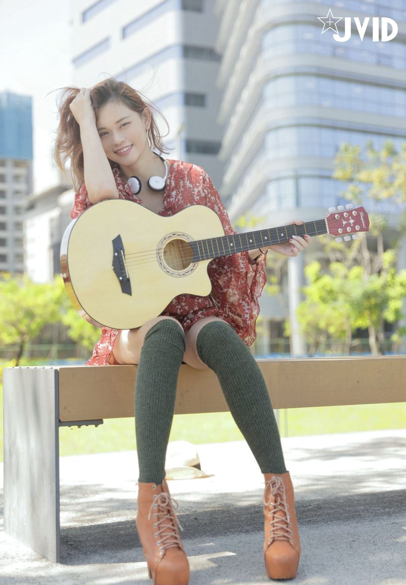 JVID, живая и милая молодая девушка с гитарой, смелые и знойные фотографии, показывающие ее киску - Ли Ян