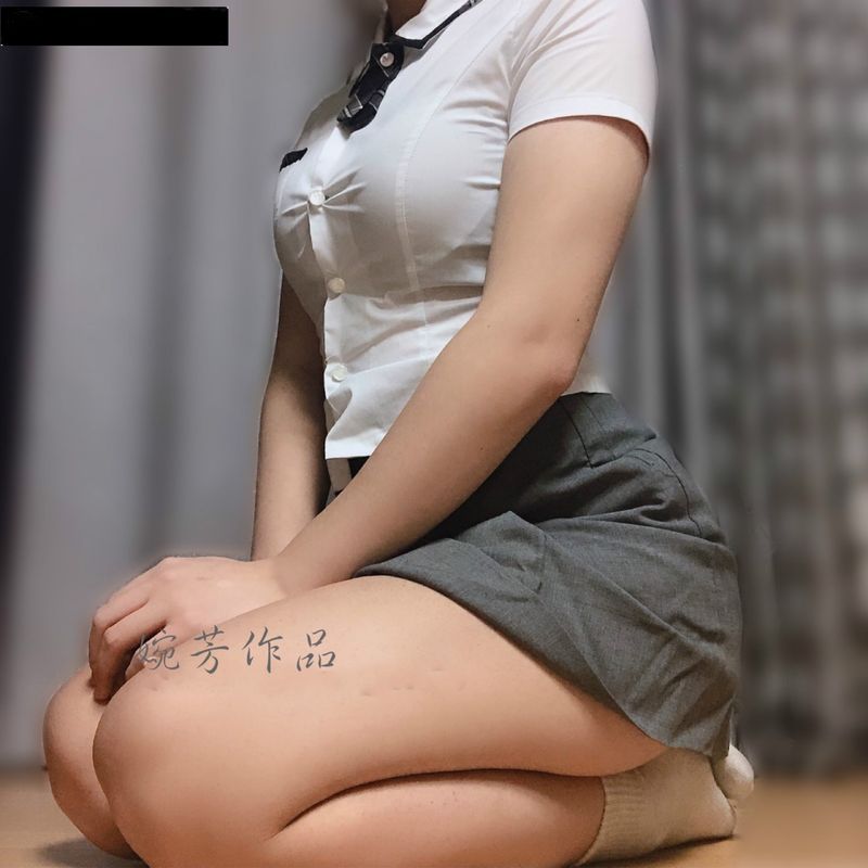 Нянь Фанг 20 лет, она студентка 2000-х годов рождения, невысокого роста, со светлой кожей и любит мастурбировать в общежитии.