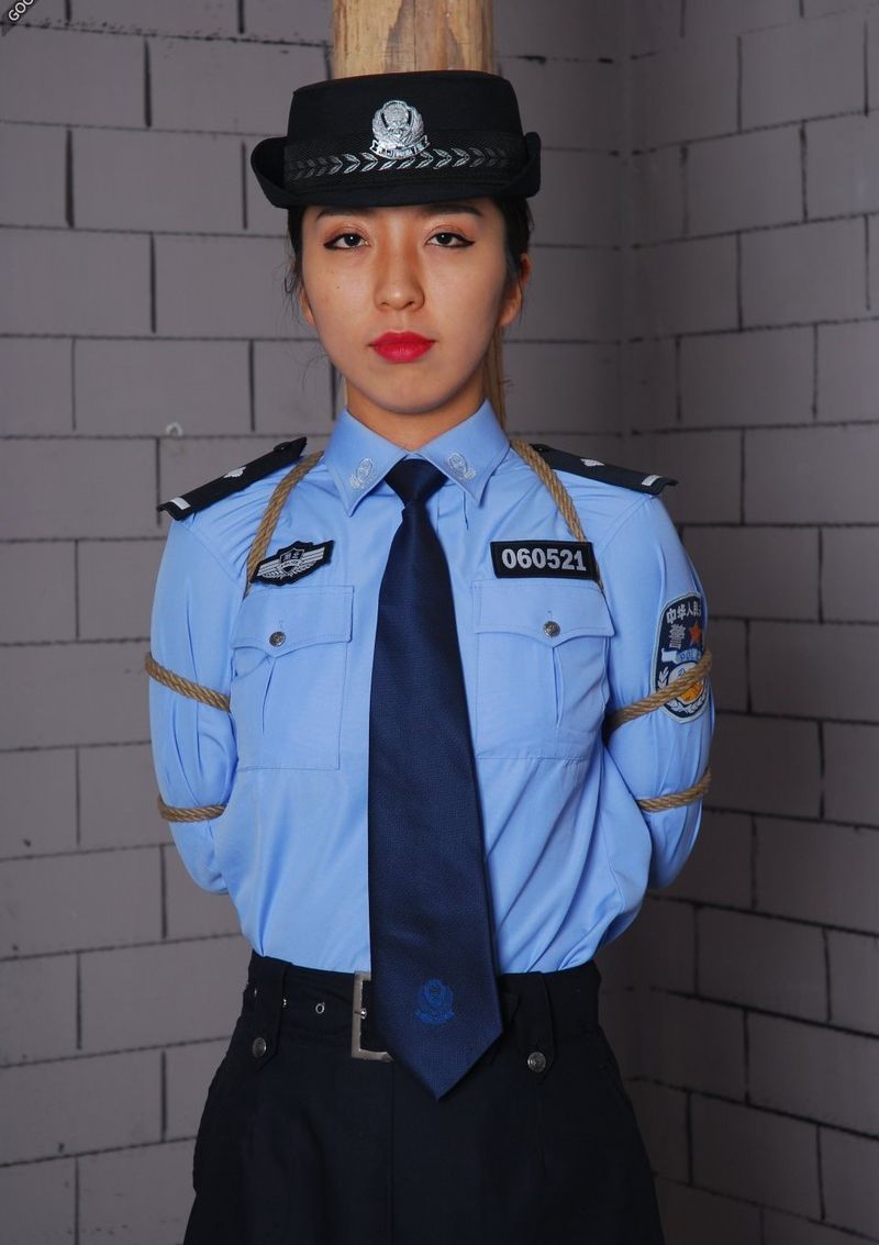 중국 모델 리우팡(Liu Fang)이 대형 경찰복을 입고 SM 자위 행위를 한 시신을 몰래 촬영했다.
