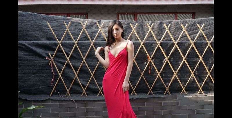 Красивая длинноволосая китаянка-модель снимает одежду, раздвигает ноги и трахает киску в старом загородном доме - И Ся