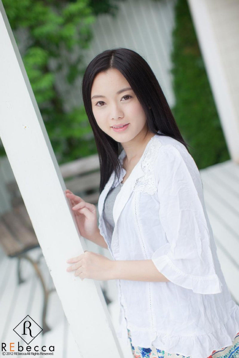 繊細で優しい日本人 AV 少女が大胆にオナニーして誘惑する写真 - 白石優