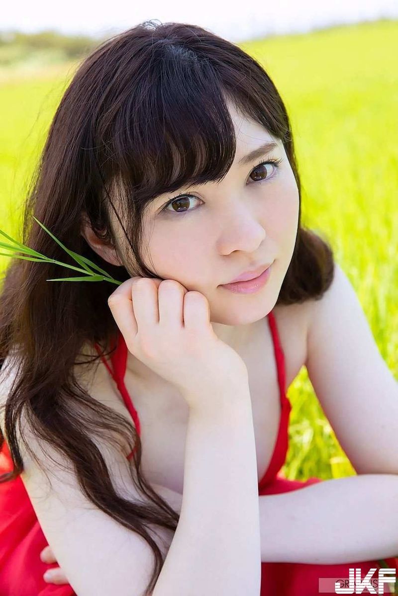 Прекрасная и милая японская девушка с большой грудью Сацуки Токо