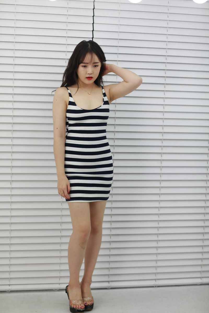 Фотография светлой и красивой молодой женщины из корейской индустрии развлечений с раздвинутыми ногами и волосатой вагиной, хотя она и застенчива.