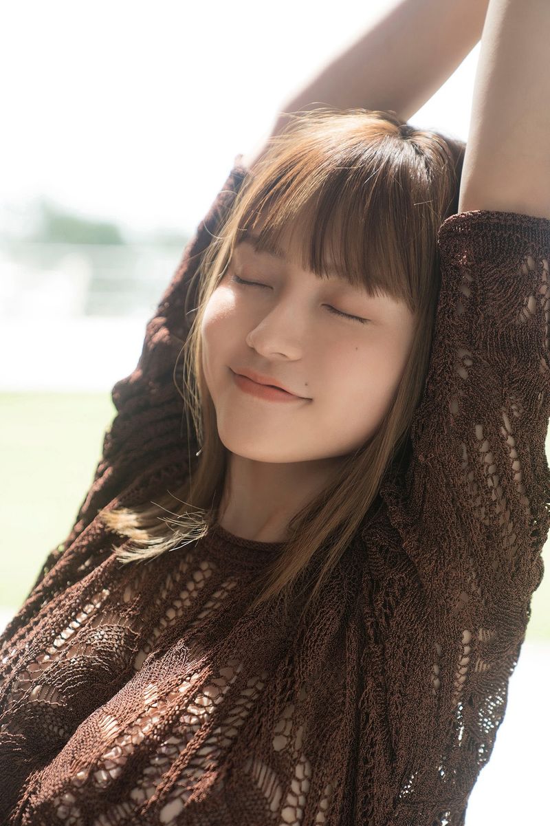 아름다운 얼굴 특징과 큰 가슴을 가진 아름다운 일본 소녀의 유혹 사진 앨범-오토 노 사쿠라이