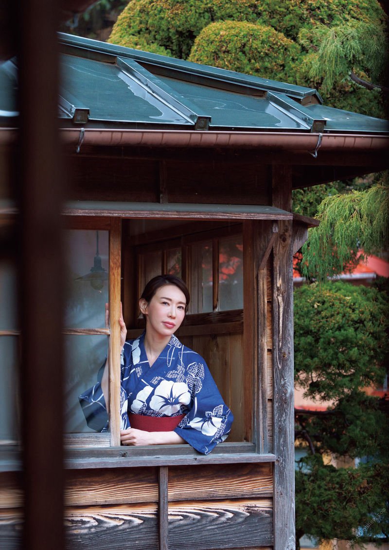 日本の熟女岩本和子は、魅力的な気質と丸くて優しい姿をしています
