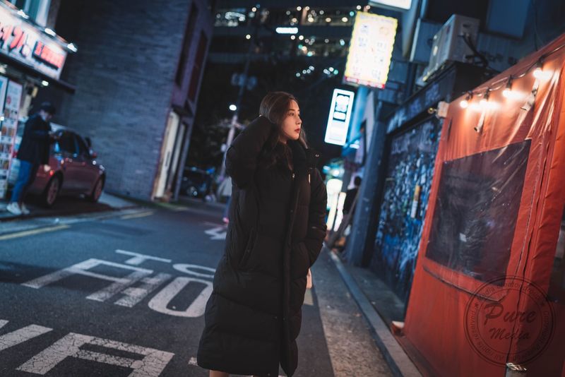 Pure Media — женщина Лю Лин, которая тусуется в корейских ночных клубах, снимает одежду и демонстрирует свою очаровательную фигуру — Дохи
