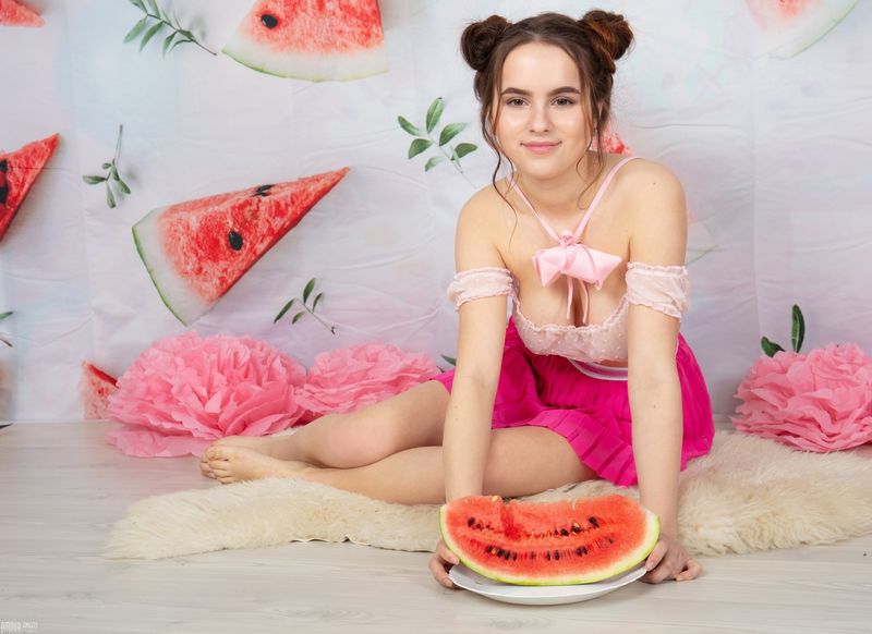 The sweet girl who loves to eat watermelon, with a charming figure, makes you reluctant to leave your eyes