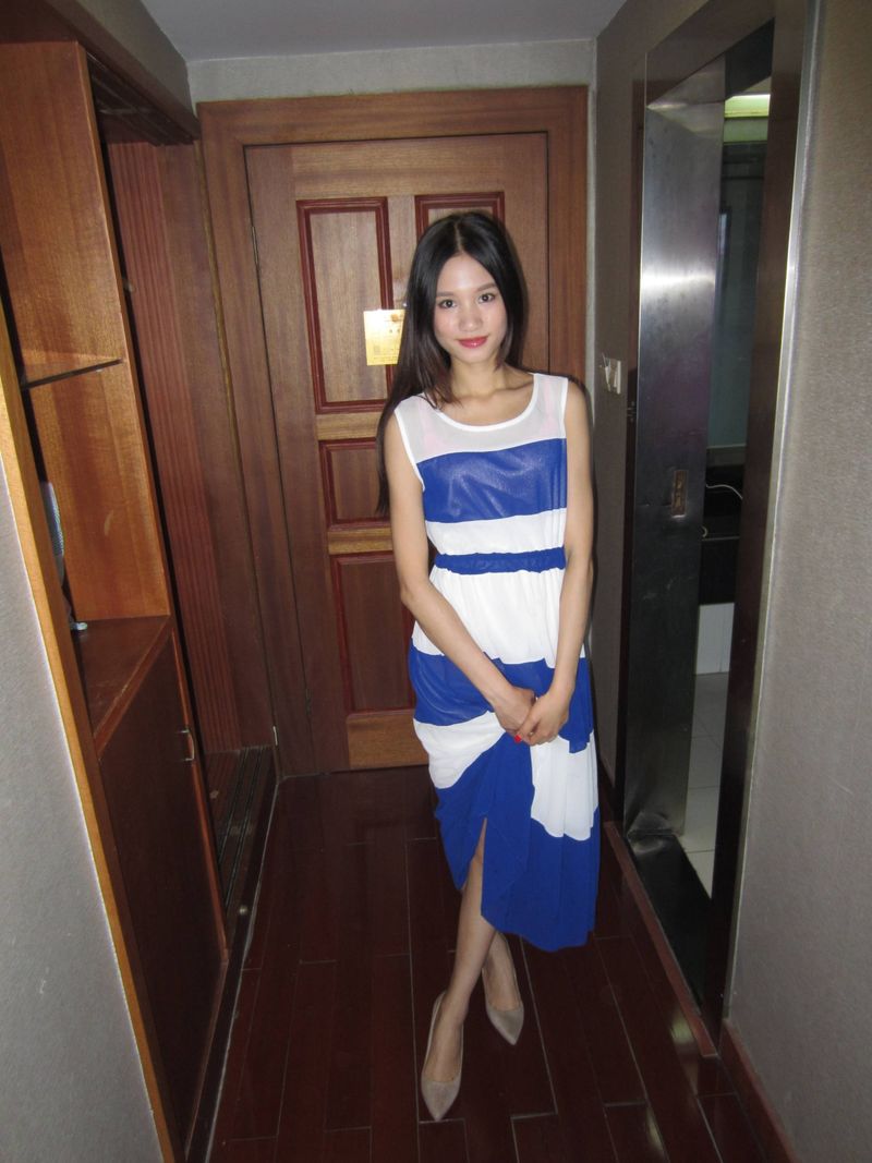 날씬한 중국 모델의 어린 소녀의 큰 다리가 열리고 그녀의 숱이 적은 분홍색 보지가 호텔에서 비공개로 촬영됩니다 - 양잉