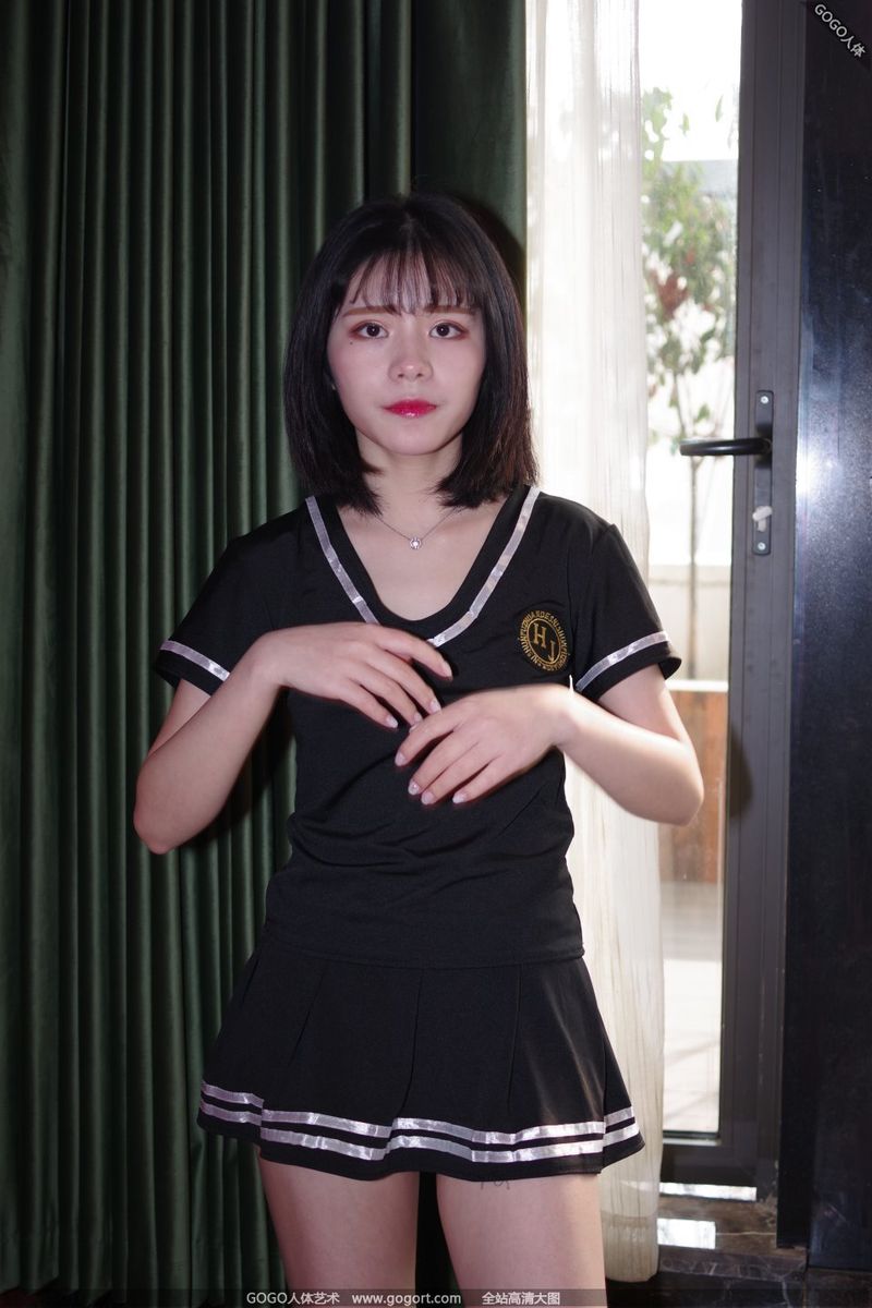 중국 모델 수신란(Su Xinran)이 자신의 신체를 대규모로 개인 촬영했다.