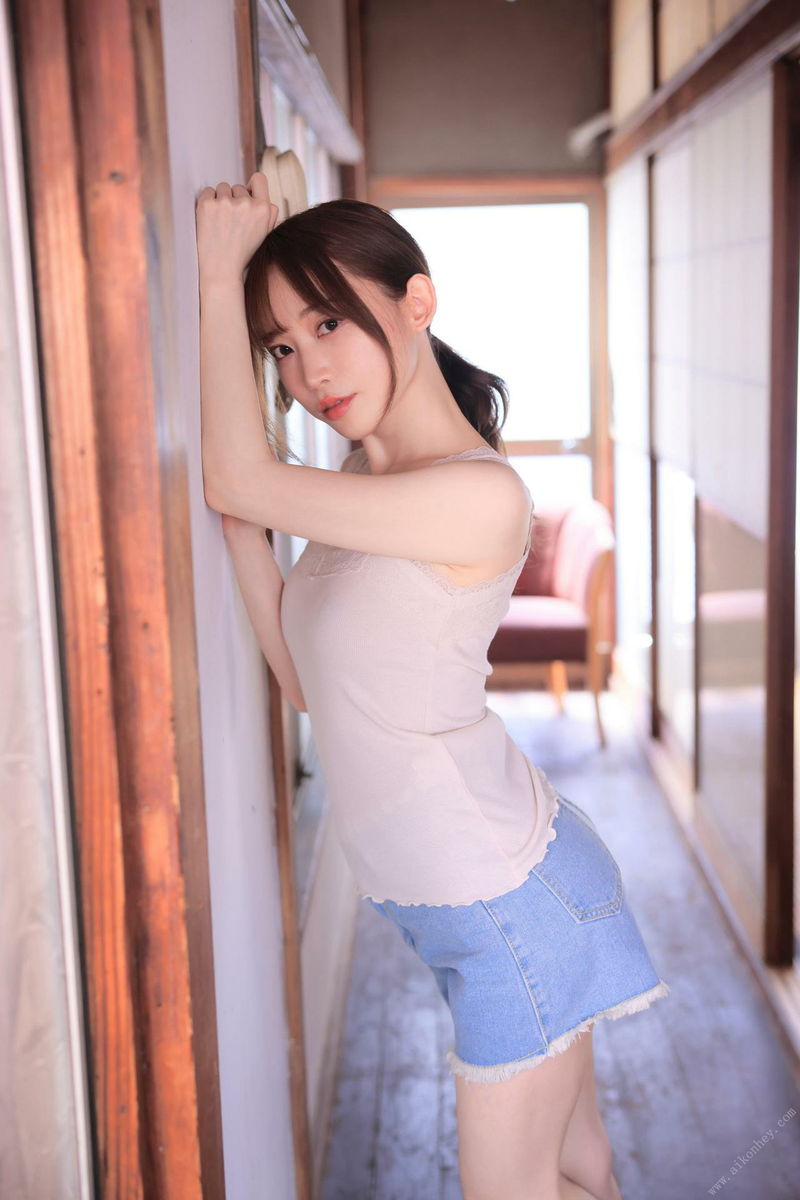 Fair skin, white breasts, Japanese girl Nanase Arisu ヌード photo album