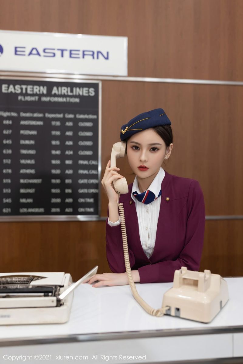 Симпатичная и красивая молодая стюардесса Ван Синьи обязательно сделает ваше путешествие приятным.