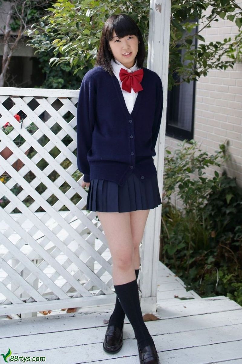Фотоальбом смелого тела японской красавицы Айкавы Игавы в студенческой одежде