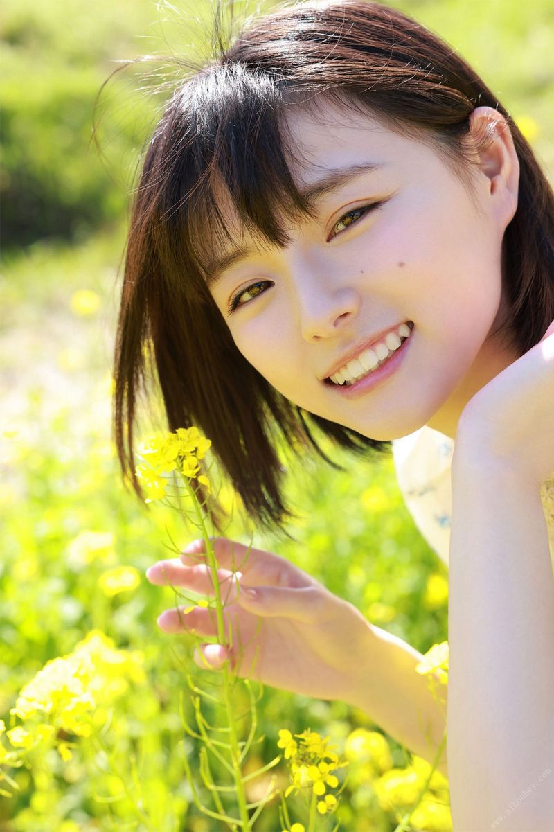 유치한 얼굴을 가진 일본의 귀여운 꼬마 요정이 대담하게 몸을 벗고 섹시한 사진을 공개합니다 - 하즈키 유키